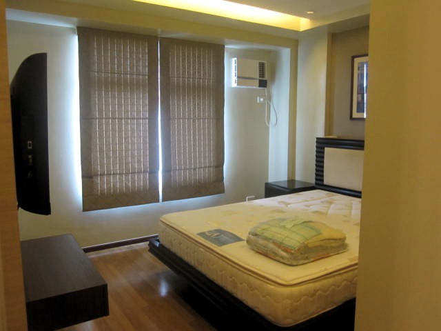 2 serendra : 2br loft type for lease @ 95k